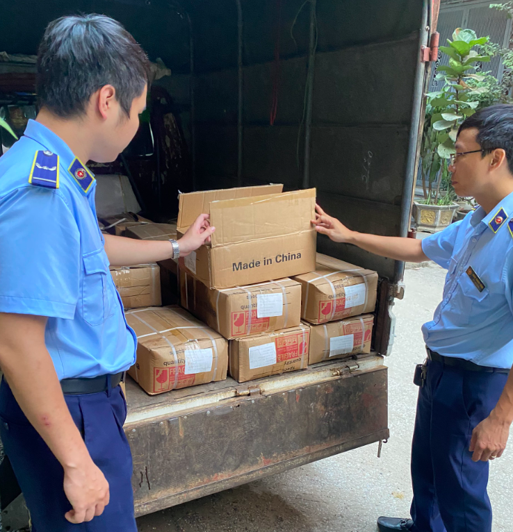 Phát hiện phương tiện vận chuyển hàng trăm sản phẩm thực phẩm có dấu hiệu nhập lậu 